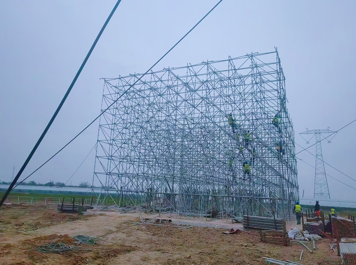 山東±800千伏特高壓直流輸電線路工程跨越濟鄭高鐵K157+100處架設電力線工程